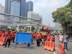 Massa Buruh Tertahan di Polda Metro, Lalin Macet
