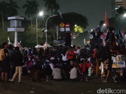 Demo dari Siang, Massa Masih Bertahan di Patung Kuda Malam Ini