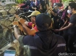 Massa Demo di Patung Kuda Memanas, Tarik Kawat Berduri dan Lempar Botol