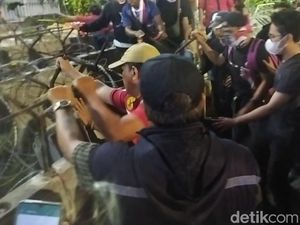 Massa Demo di Patung Kuda Rusak Pagar Berduri-Lempar Botol Massa Demo di Patung Kuda Rusak Pagar Berduri-Lempar Botol