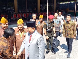 Prabowo-Gibran Semobil Hadiri Hari Veteran Nasional di UNS Solo