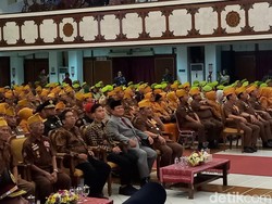 Prabowo dan Gibran Semobil Saat Hadiri Hari Veteran Nasional di Solo