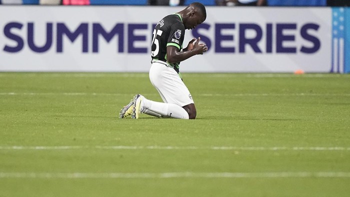 Brightons Moisés Caicedo (25) kneels after the teams Premier League Summer Series soccer match against Brentford, Wednesday, July 26, 2023, in Atlanta. (AP Photo/Brynn Anderson)