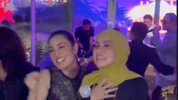 Olla Ramlan dan Nindy Ayunda bersama.