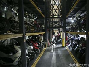 Potret Parkir Motor Vertikal, Solusi Keterbatasan Lahan di Jakarta Potret Parkir Motor Vertikal, Solusi Keterbatasan Lahan di Jakarta
