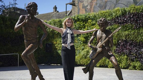 Patung Mick Jagger dan Keith Richards The Rolling Stones di Kampung Halaman