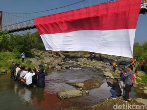 Gagahnya Bendera Merah Putih Raksasa Terbentang di Jembatan Sangkil Parakan
