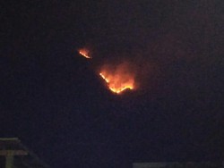 Penampakan Gunung Andong Magelang Memerah gegara Kebakaran