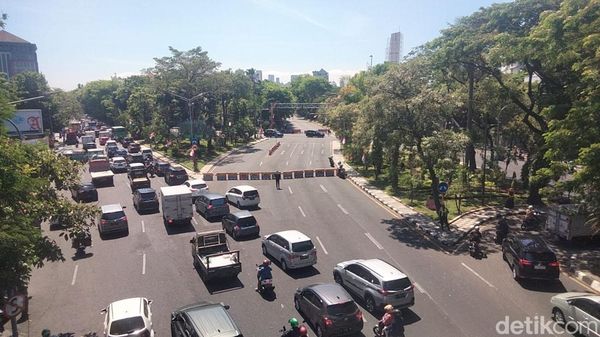 Potret Kepadatan Imbas Molornya Pengaspalan Jalan di Raya Darmo Surabaya