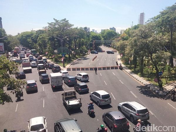 Potret Kepadatan Imbas Molornya Pengaspalan Jalan di Raya Darmo Surabaya