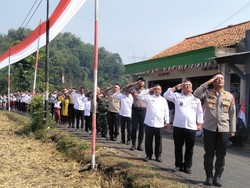 Menggugah Rasa Nasionalisme Ala Polisi dan Warga Pelosok KBB