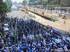 Massa Buruh Blokade Jalan MH Thamrin, Tuntut UU Ciptaker Dicabut