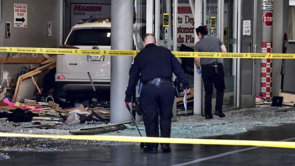 Potret Mobil Seruduk Dealer Toyota di Los Angeles