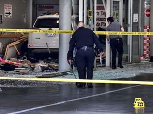 Potret Mobil Seruduk Dealer Toyota di Los Angeles