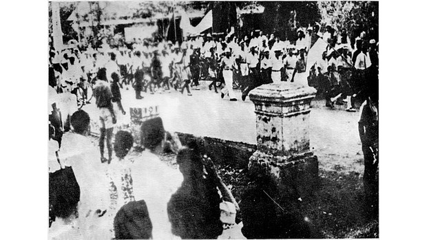 Potret momen pembacaan teks proklamasi kemerdekaan Indonesia/wikimedia commons/Mabes ABRI - Pusat Sejarah dan Tradisi ABRI Potret suasana saat pembacaan teks proklamasi kemerdekaan Indonesia tengah berlangsung.