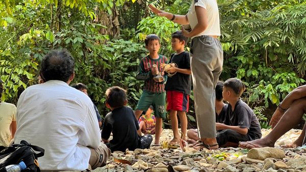 Potret Sekolah Adat Arus Kualan, Belajar di Tengah Alam Kalimantan