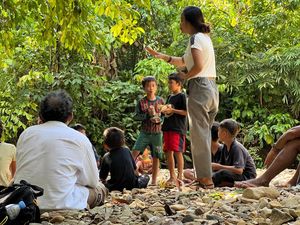 Potret Sekolah Adat Arus Kualan, Belajar di Tengah Alam Kalimantan Potret Sekolah Adat Arus Kualan, Belajar di Tengah Alam Kalimantan