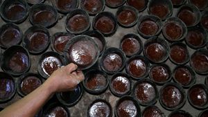 Melihat Produksi Gula Aren Tradisional di Pulau Bacan