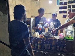 Polisi Razia Miras di Warung Kelontong Bogor, 189 Botol Ciu Disita