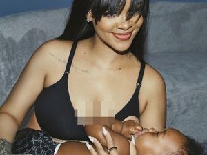 7 Potret Rihanna Pose Sambil Menyusui, Pakai Maternity Bra Ekspos Perut Hamil 7 Potret Rihanna Pose Sambil Menyusui, Pakai Maternity Bra Ekspos Perut Hamil