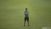 Shin Tae-yong mengawasi dengan ketat anak asuhnya.