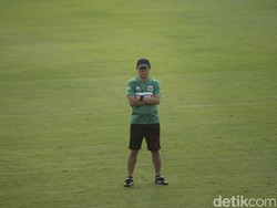 Shin Tae-yong mengawasi dengan ketat anak asuhnya.