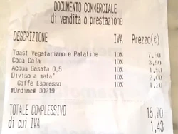 Turis Kesal Kena Biaya Tambahan gegara Berbagi Sandwich