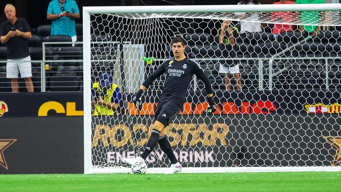 Jul 29, 2023; Arlington, Texas, USA;  Real Madrid goalkeeper Thibaut Courtois (1) plays teh ball during the first half against FC Barcelona at AT&T Stadium. Mandatory Credit: Kevin Jairaj-USA TODAY Sports