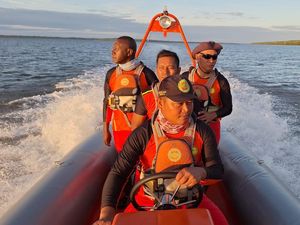 Long Boat Bawa 7 Penumpang Terbalik Diterjang Ombak di Asmat, 1 Orang Hilang Long Boat Bawa 7 Penumpang Terbalik Diterjang Ombak di Asmat, 1 Orang Hilang