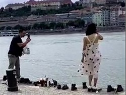 Foto di Monumen Perang Dunia dengan Wajah Bahagia, Turis Ini Dihujat!