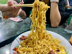 Daftar Warkop yang Punya Mie Instan Enak hingga Sisca Kohl Makan Sesuai Warna