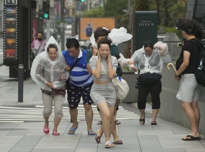 Warga Korea Selatan Kewalahan Hadapi Topan Khanun