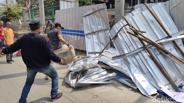 Warga membongkar paksa penutup perlintasan kereta api di Jl Hardiwinangun-Tirtayasa, Rangkasbitung, Lebak, Banten