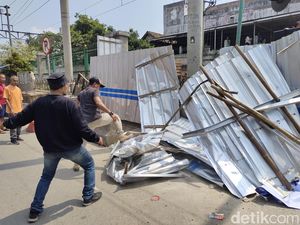 Ricuh! Warga Bongkar Paksa Penutup Perlintasan KA di Rangkasbitung Ricuh! Warga Bongkar Paksa Penutup Perlintasan KA di Rangkasbitung