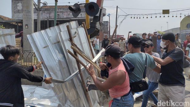 Warga membongkar paksa penutup perlintasan kereta api di Jl Hardiwinangun-Tirtayasa, Rangkasbitung, Lebak, Banten