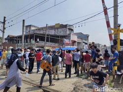 Warga Rangkasbitung Bongkar Pembatas Perlintasan KA Usai Seminggu Ditutup