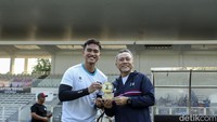 Zulkifli dan Kaesang sempat foto bersama di sela-sela pertandingan.  