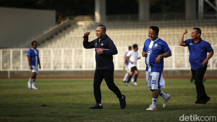 Zulkifli Hasan Main Bola Lawan Kaesang Menteri Perdagangan Zulkifli Hasan bertanding sepakbola melawan Kaesang dan Zinedine Alam di Stadion Madya, Jakarta, Kamis (10/8/2023). Ini merupakan pertandingan persahabatan Tertib Niaga Footbal Community.