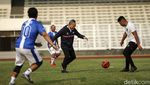 Foto-foto Zulkifli Hasan Main Bola Lawan Kaesang