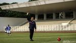 Foto-foto Zulkifli Hasan Main Bola Lawan Kaesang