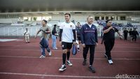 Foto-foto Zulkifli Hasan Main Bola Lawan Kaesang