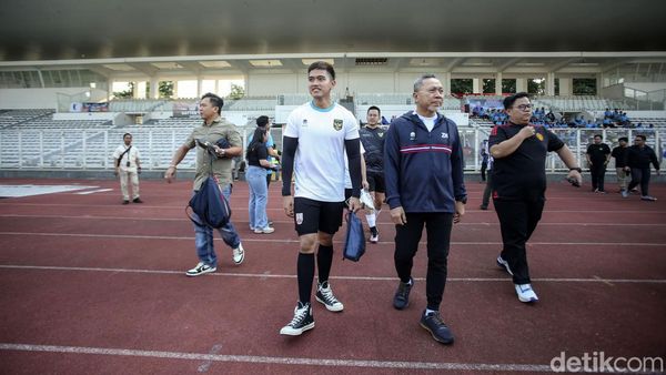 Foto-foto Zulkifli Hasan Main Bola Lawan Kaesang