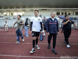 Foto-foto Zulkifli Hasan Main Bola Lawan Kaesang