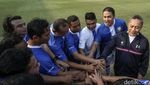 Foto-foto Zulkifli Hasan Main Bola Lawan Kaesang