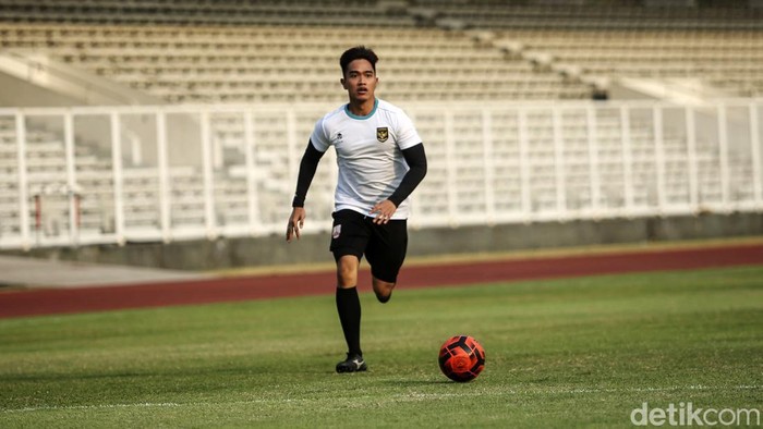 Menteri Perdagangan Zulkifli Hasan bertanding sepakbola melawan Kaesang dan Zinedine Alam di Stadion Madya, Jakarta, Kamis (10/8/2023). Ini merupakan pertandingan persahabatan Tertib Niaga Footbal Community.