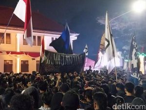 Aksi Diam Arek-arek Malang Ingatkan Tragedi Kanjuruhan di Momen Ultah Arema Aksi Diam Arek-arek Malang Ingatkan Tragedi Kanjuruhan di Momen Ultah Arema