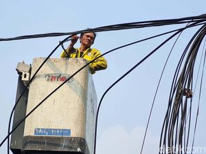 Aksi Petugas Tertibkan Kabel Semrawut di Menteng