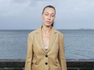 Jarang Terekspos, Kakak Gigi Hadid Jadi Model Fashion di Usia 40