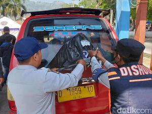 Cegah Kecelakaan, Stiker Caleg Tutupi Kaca Belakang Angkot di KBB Dicopot
