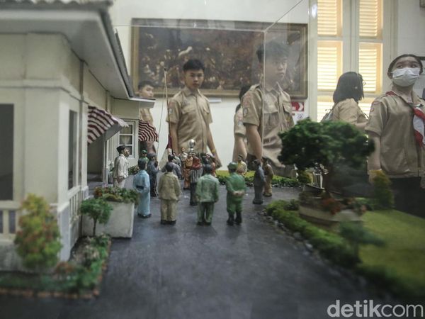 Antusias Pelajar Menjelajahi Sejarah di Gedung Joeang 45
